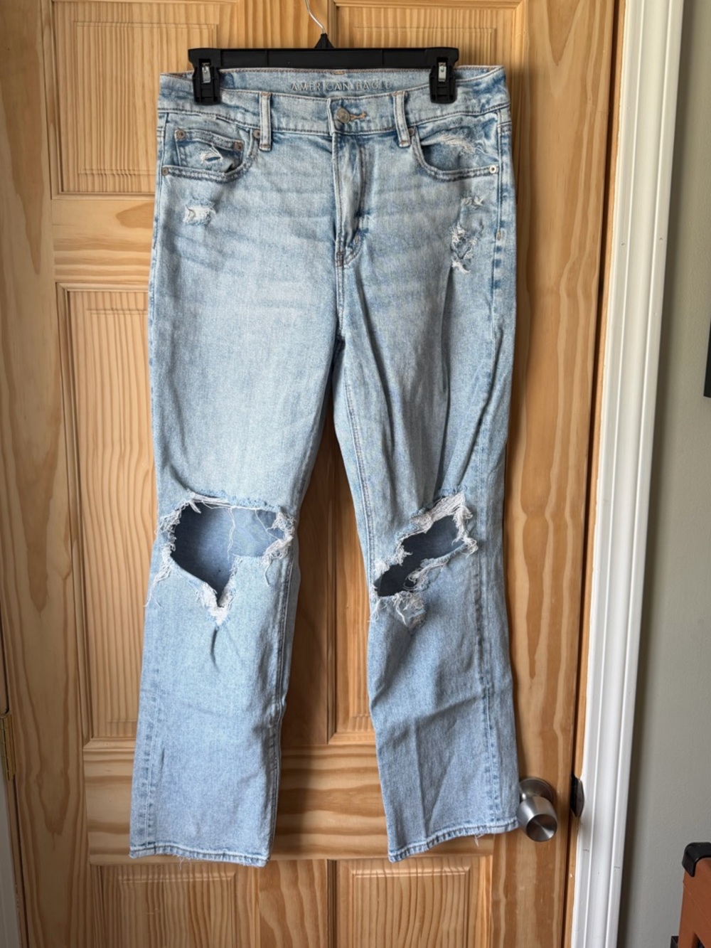 American Eagle Light Wash Distressed Women’s Jeans